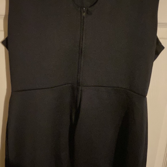 Fitted dress w/ front thigh split - Picture 7 of 8